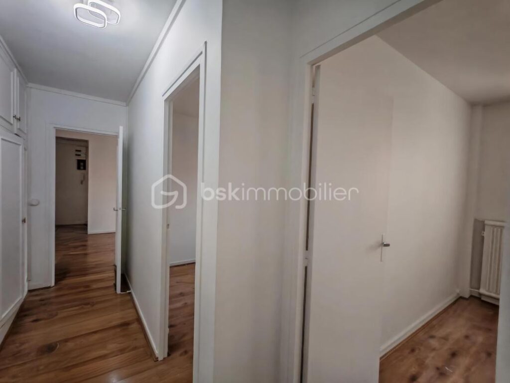 Appartement lumineux avec balcon en ville, idéal pour première acquisition – 3 pièces – 2 chambres – 57 m²