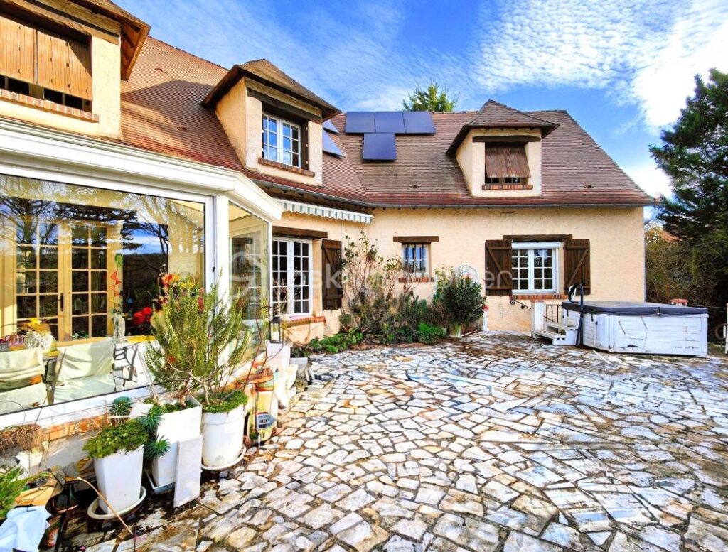 Belle maison familiale 5 ch dans un écrin boisé avec vue dégagée – 7 pièces – 5 chambres – 199 m²