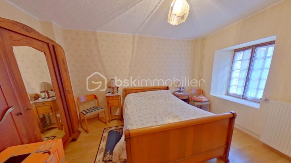 Maison de Campagne de plain pied de 132 m² avec grenier aménageable dans un environnement verdoyant – 5 pièces – 3 chambres – 132 m²