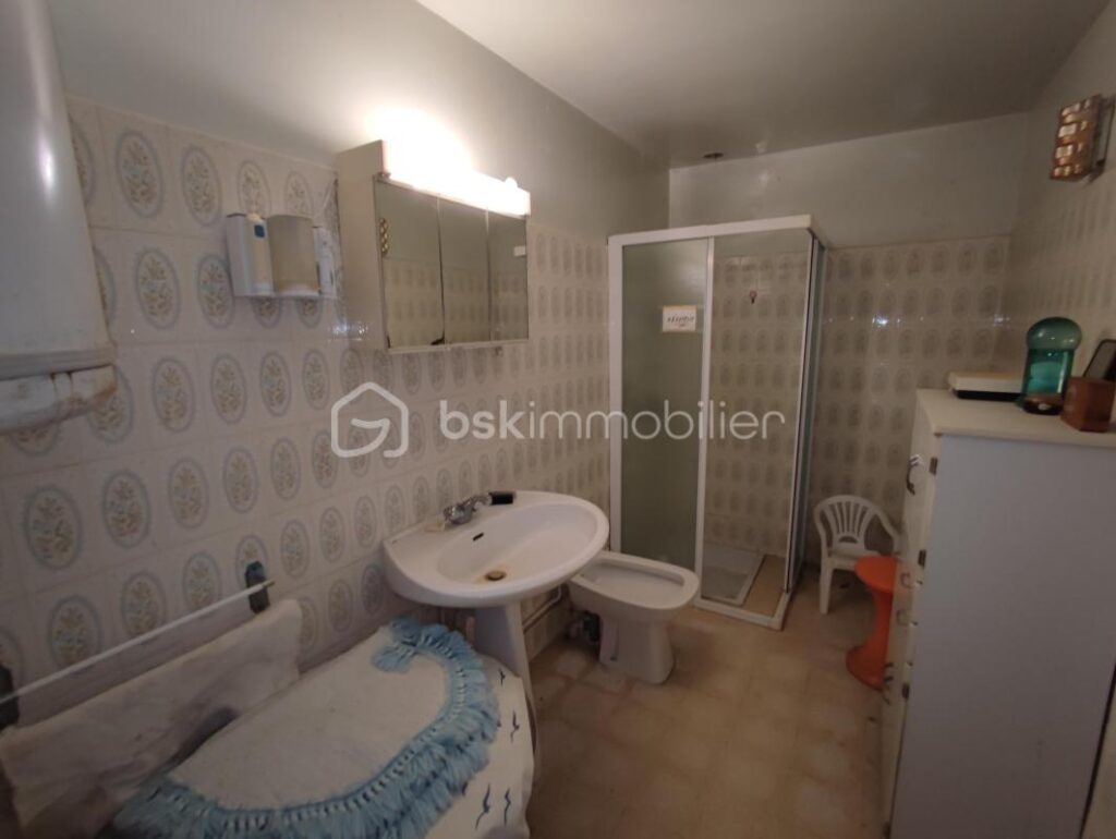 Une propriété comprenant deux habitations, une longère de 100 m² et un logement de 42 m² avec une grange et dépendances, cave sur 3406 m² de parcelle – 5 pièces – 3 chambres – 129 m²