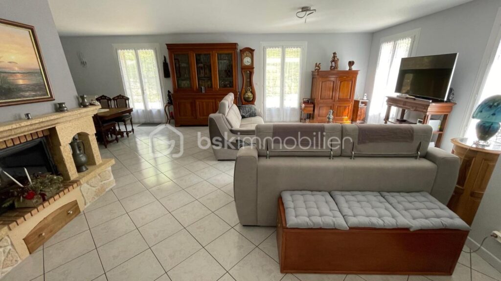 Maison rénovée avec soins sur 3532 m² de terrain non clos – 4 pièces – 3 chambres – 116 m²