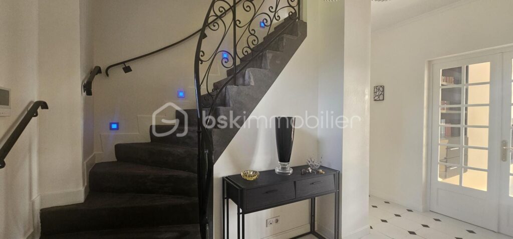 VILLA PRESTIGE 205 m2 VICHY : 3 SUITES PARENTALES, 3 SE, 4WC – DPE C – 7 pièces – 4 chambres – 205 m²