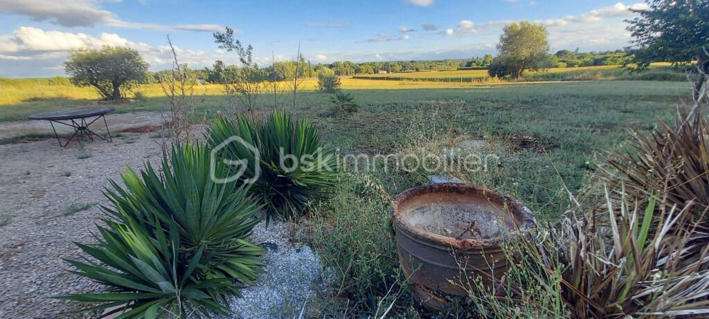 SOUS OFFRE D’achat !!!! Maison 5 chambres, grand terrain plat et piscinable, puits+ grande dépendance cadastrée – 8 pièces – 5 chambres – 135 m²