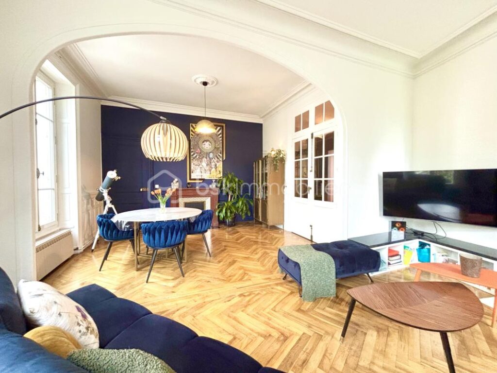 Superbe appartement style haussmannien rénové – 120 m² – 3 chambres et mezzanine – Balcon – Vue dégagée – 4 pièces – 3 chambres – 119 m²