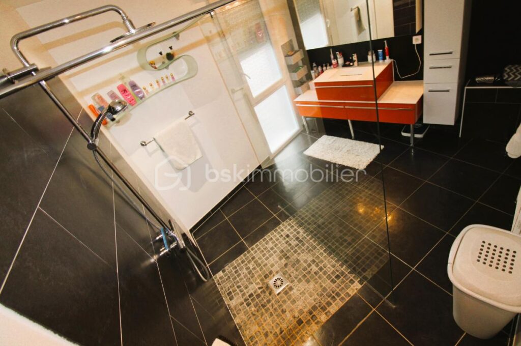 Maison individuelle de 180 M2 sur terrain de 1025 M2 à RECHESY – 5 pièces – 3 chambres – 180 m²