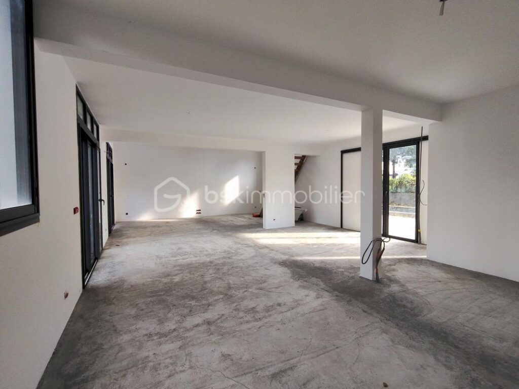 Villa Neuve de 200m² avec piscine – Saint-Paul – 5 pièces – 2 chambres – 200 m²