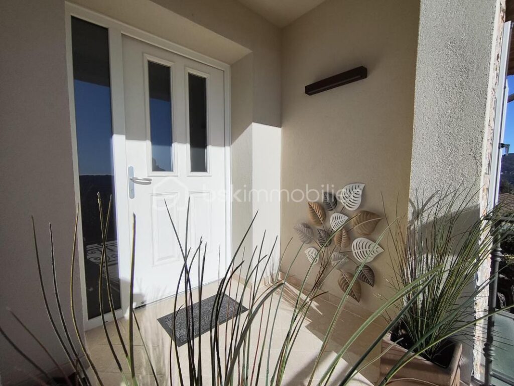 VILLA DE PRESTIGE – 270m² – PISCINE – CARROS VILLAGE – 7 pièces – 5 chambres – 264 m²