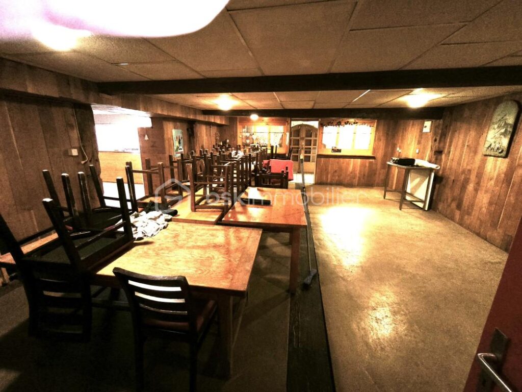 ferme de 303 m2 – 8 pièces – 2 chambres – 303 m²