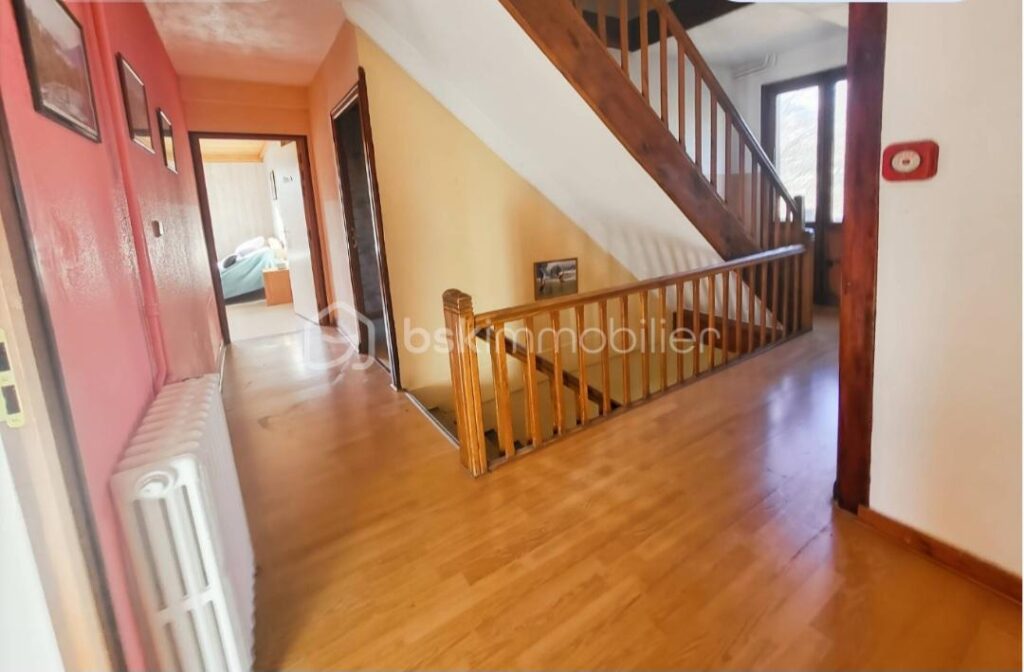 ***Opportunité rare pour investisseurs *-*vaste bâtisse de caractère à Embrun-*** – 40 pièces – NR chambres – 900 m²