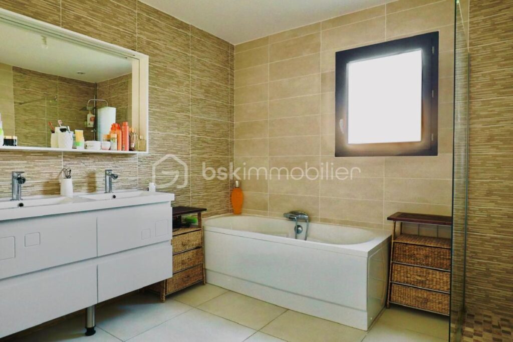 T5 CONTEMPORAINE PISCINE COMMERCES A PIED – 5 pièces – 5 chambres – 144 m²