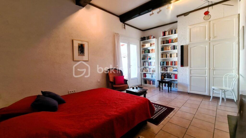 ***Propriété atypique- 299m²- T8- Terrasse- Cour- Garage- Extérieur- Calme- Vue***- Isolé- La Palme*** – 9 pièces – 6 chambres – 299 m²