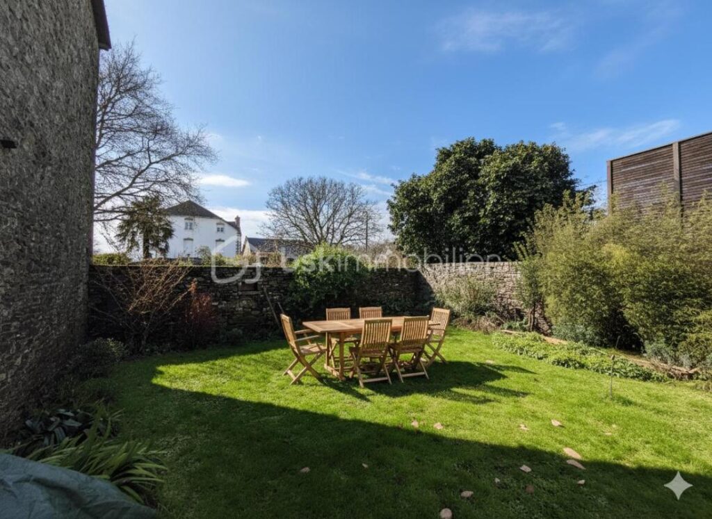 Maison centre-ville – Jardin – 140m² + 80m² au sol de combles à aménager – 4 pièces – 2 chambres – 140 m²