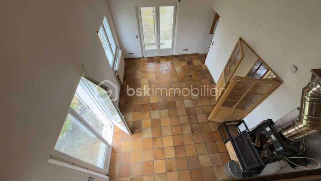 Magnifique maison de 136 m2 sur 4000 m2 de terrain – 6 pièces – 3 chambres – 136 m²