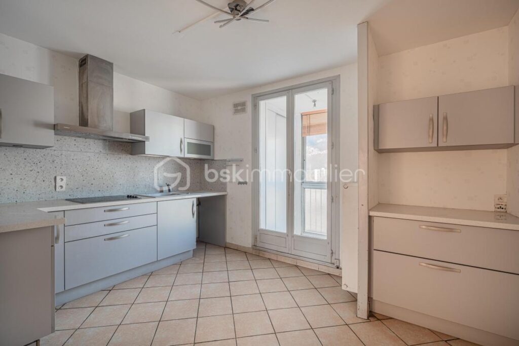 Appartement familial et lumineux avec balcon et vue dégagée – Le Pont de Claix – 5 pièces – 3 chambres – 81 m²