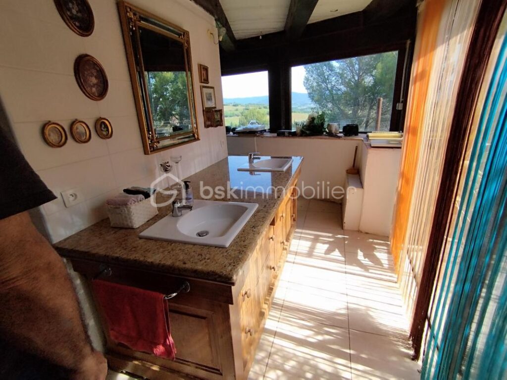 Propriété de 2 habitations et hangars – NR pièces – 8 chambres – 402 m²