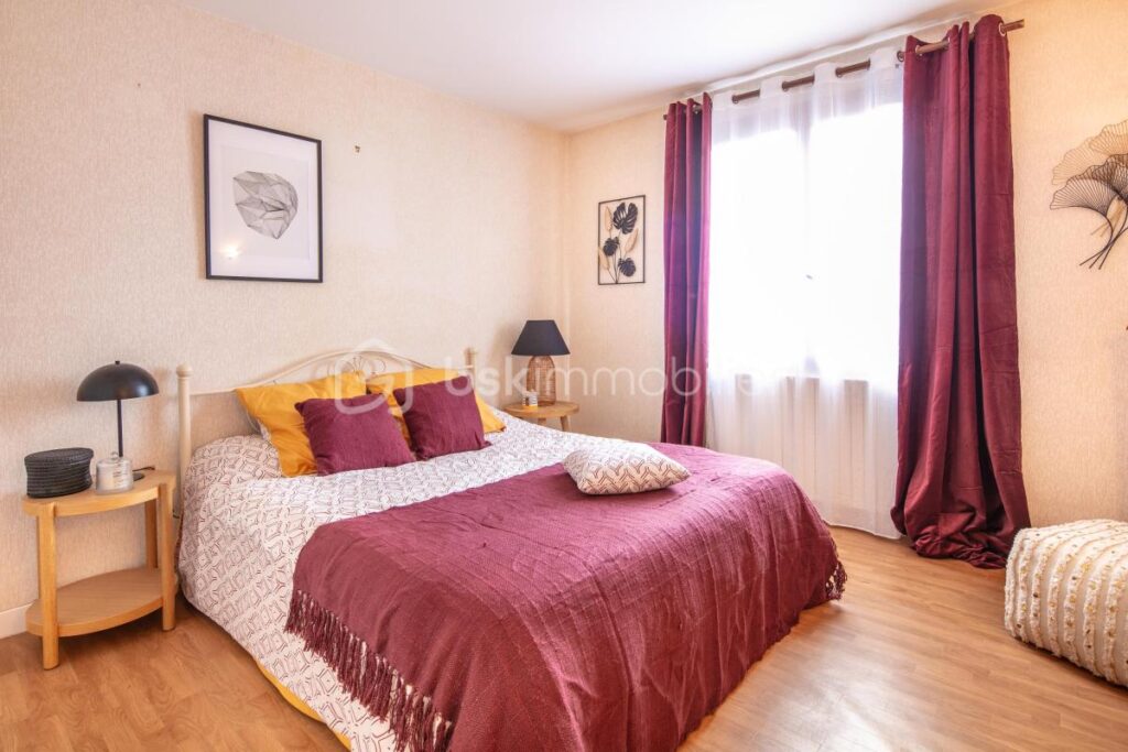 Charnècles – Maison de 123 m² avec grand terrain de 1 400 m² – 5 pièces – 3 chambres – 123 m²