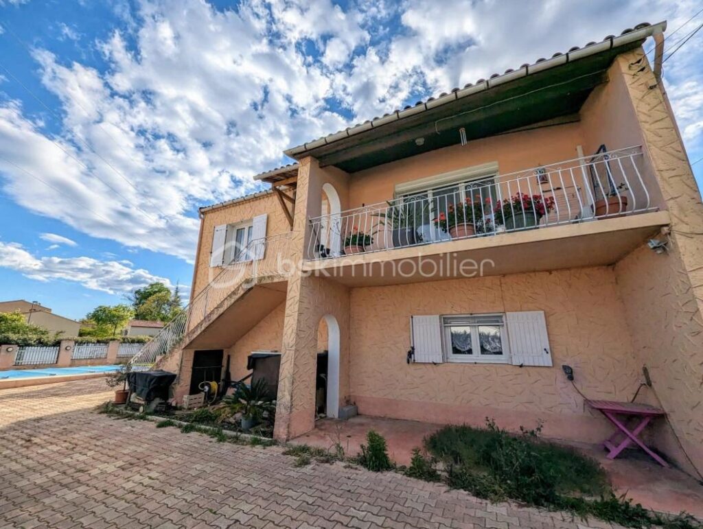 VILLA DE TYPE 6 AVEC PISCINE ET GARAGE – 6 pièces – 3 chambres – 101 m²