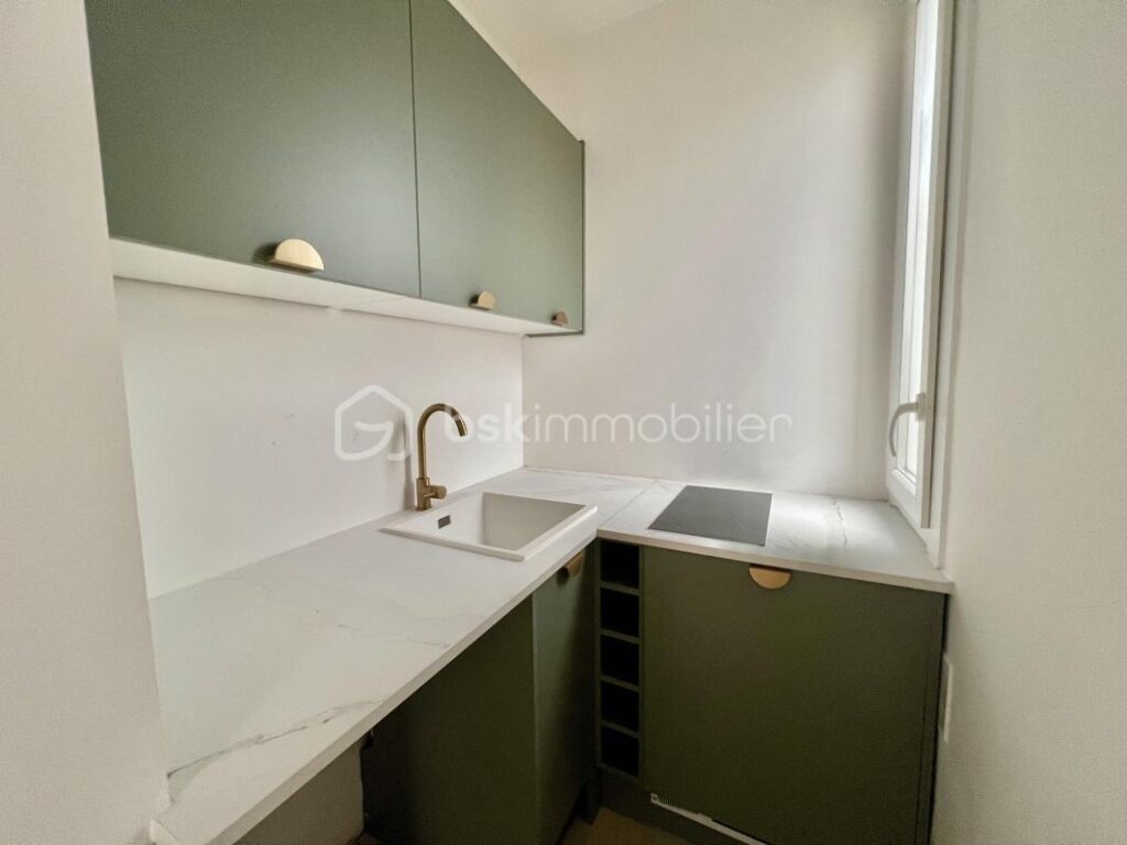 Studio de 16,28 m2 au 5ème et dernier étage, lumineux, BOULEVARD NEY – Paris XVIIIème – 1 pièce – NR chambres – 16 m²