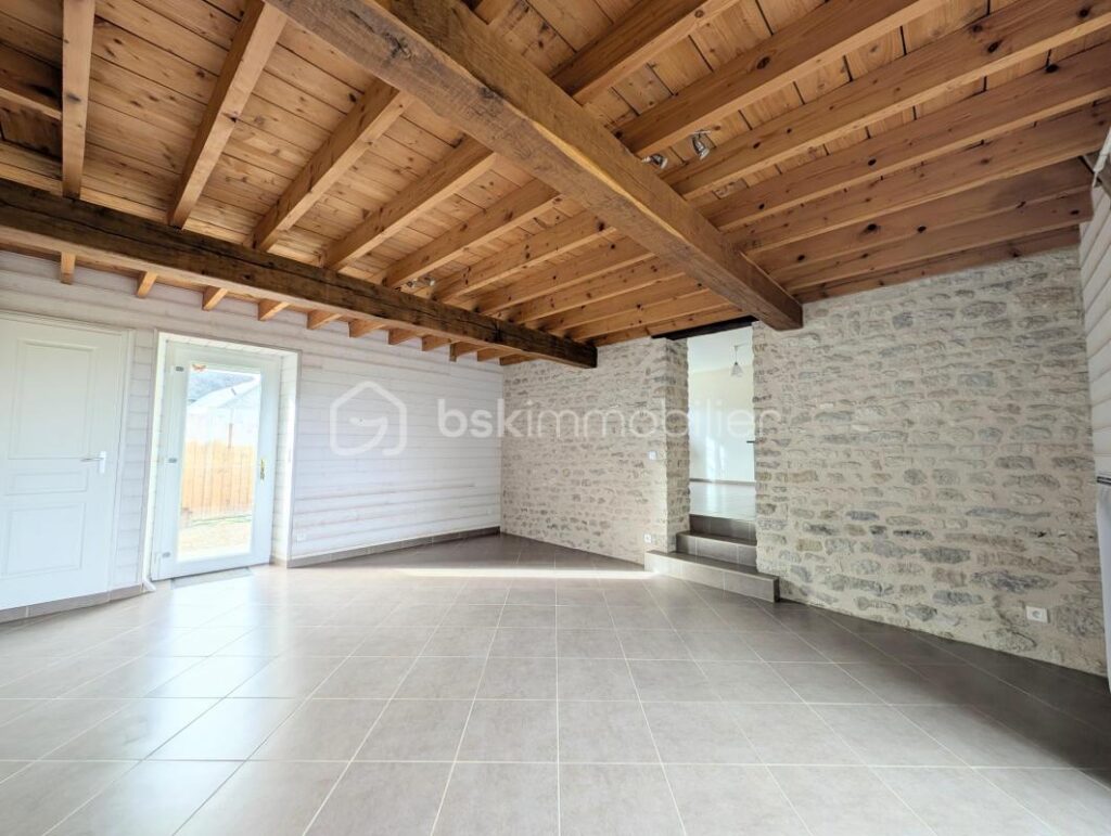 Maison en pierre pleine de charme avec jardin et cave voûtée – 4 pièces – 3 chambres – 79 m²