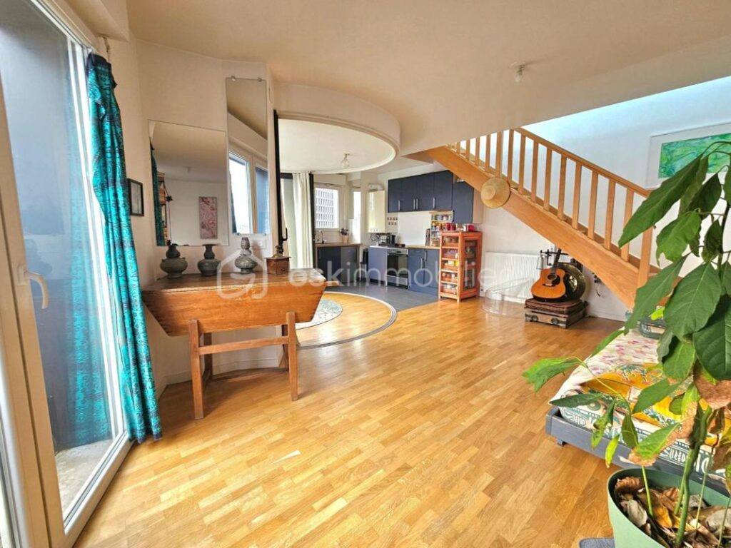 Métro Mairie DUPLEX dernier étage avec Terrasse ROOFTOP de 78m² SUD parking cave DPE C – 3 pièces – 2 chambres – 71 m²