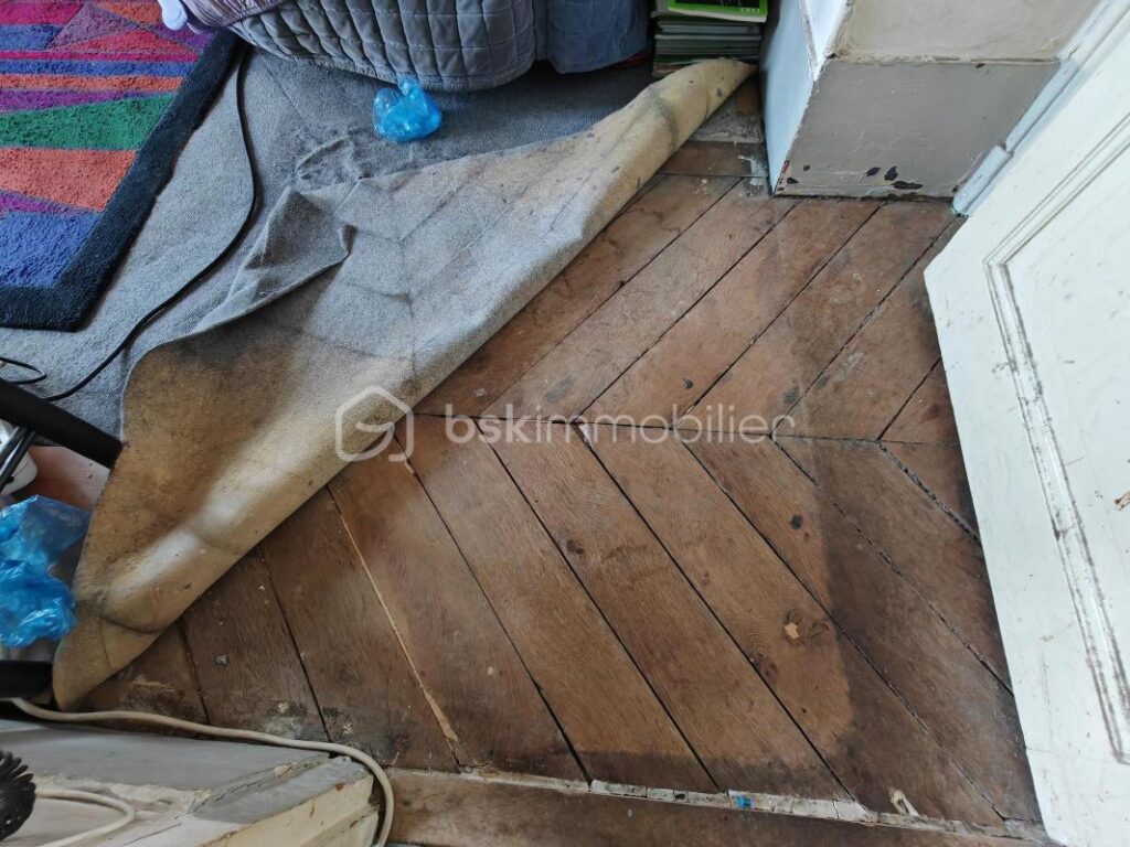 T2 à rénover entièrement avec balcon – Quartier vivant Stalingrad / Canal – Vue dégagée – 2 pièces – 1 chambre – 30 m²