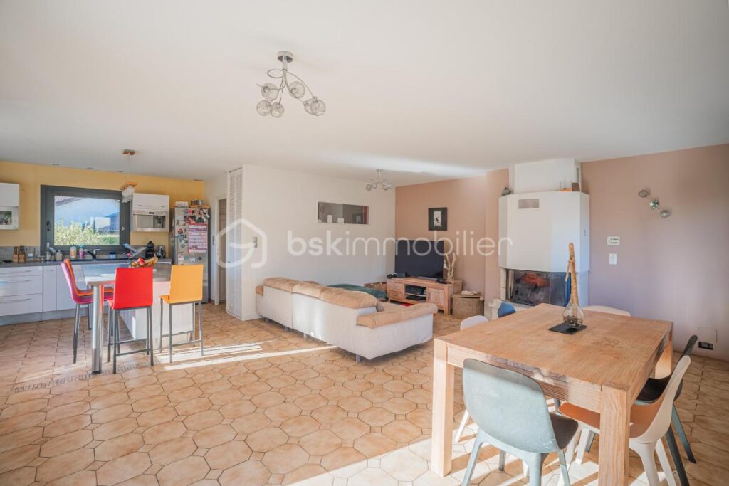 Maison individuelle de 130 m² habitables (174 m² au sol), terrain de 750 m2, vue sur les massifs, DPE C – 6 pièces – 4 chambres – 130 m²