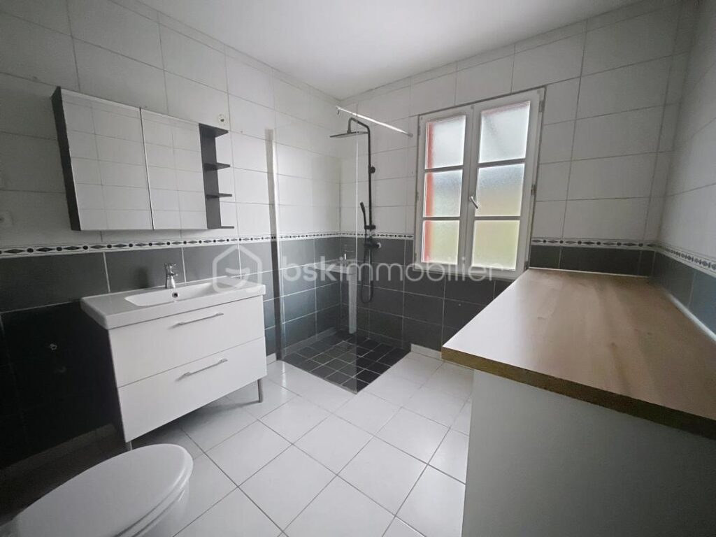 PAVILLON AVEC BEL EXTERIEUR ET GARAGE – 5 pièces – 3 chambres – 119 m²