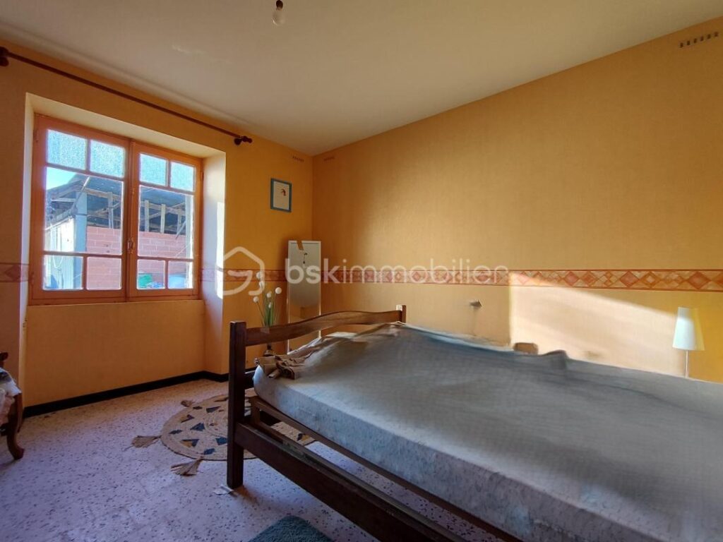 Corps de ferme avec grand terrain, et des dépendances – 6 pièces – 4 chambres – 155 m²