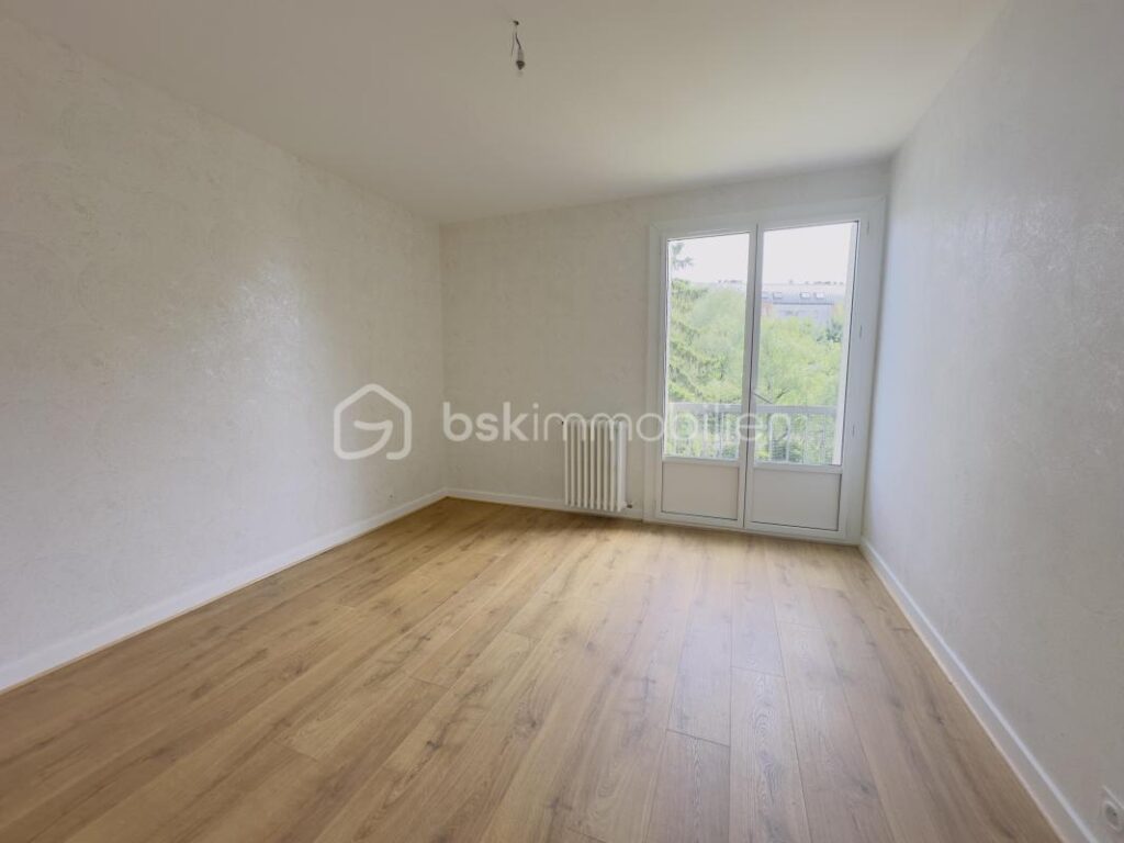 Annecy – T3 rénové de 81 m² avec balcon plein sud et cave – 3 pièces – 2 chambres – 80 m²