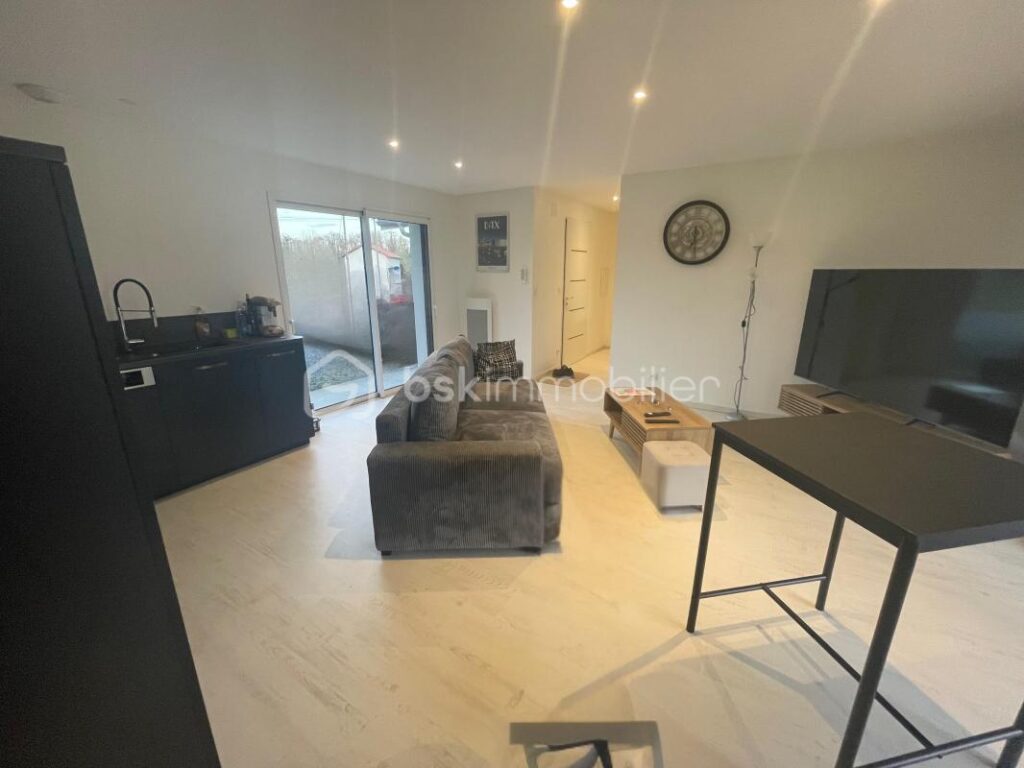 ***Maison familiale refaite à neuf avec deux espaces de vie distincts, piscine et grand terrain – 7 pièces – 5 chambres – 200 m²