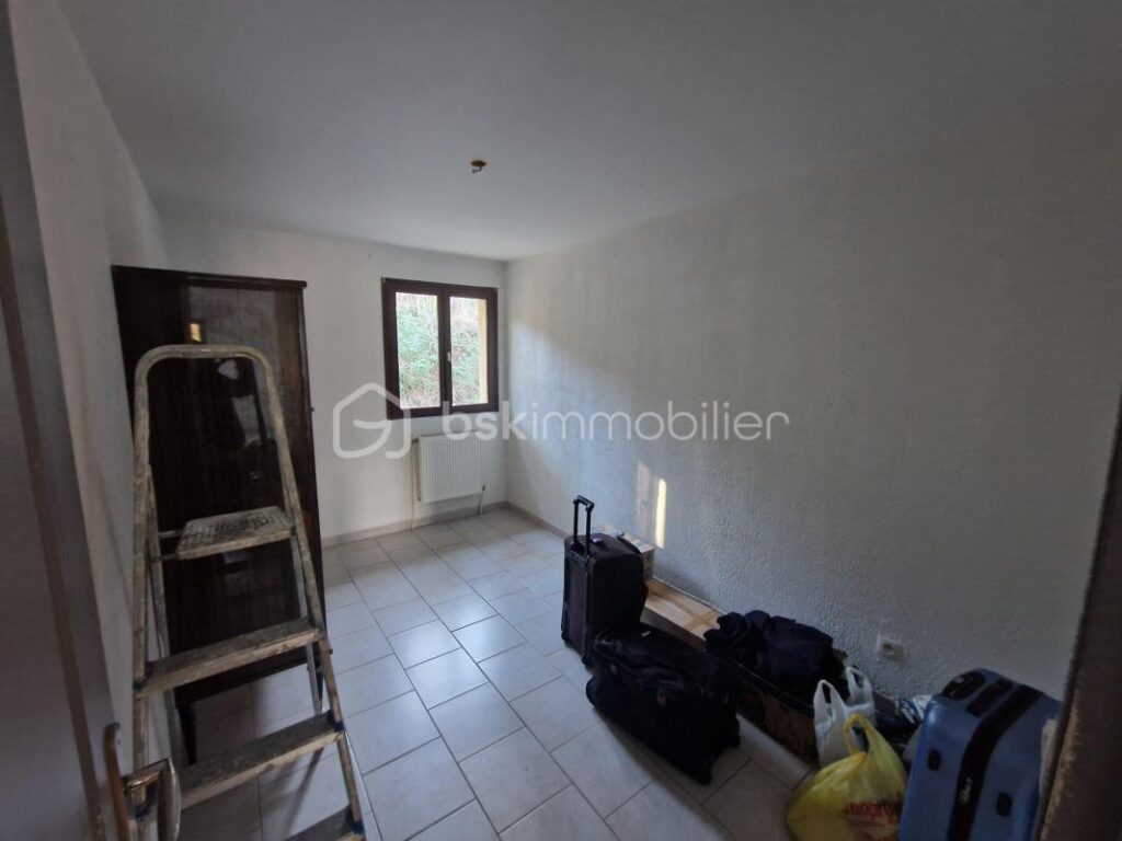 Spécial investisseurs!! Villa de 214m² sur 2330m² de terrain! 5 logements dont 4 loués – 10 pièces – NR chambres – 214 m²