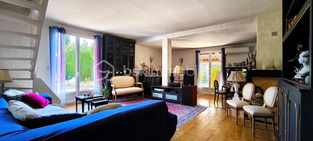 A vendre magnifique villa , avec un grand jardin et une piscine au pied du Luberon , sur Mérindol – 6 pièces – 5 chambres – 155 m²