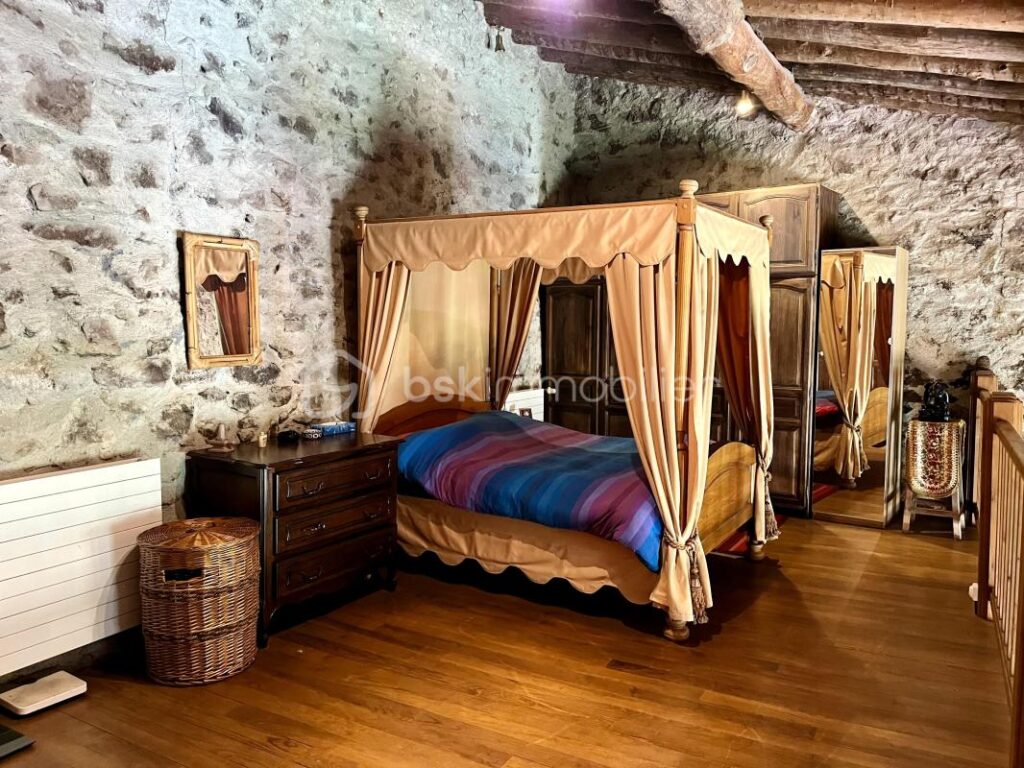 Appartement exceptionnel de 148 m² dans château médiéval du XIIème siècle – 8 pièces – 3 chambres – 148 m²