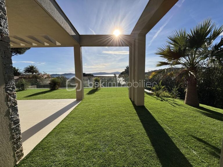 SAINTE MAXIME Villa contemporaine de prestige avec vue mer – 5 pièces – 4 chambres – 262 m²