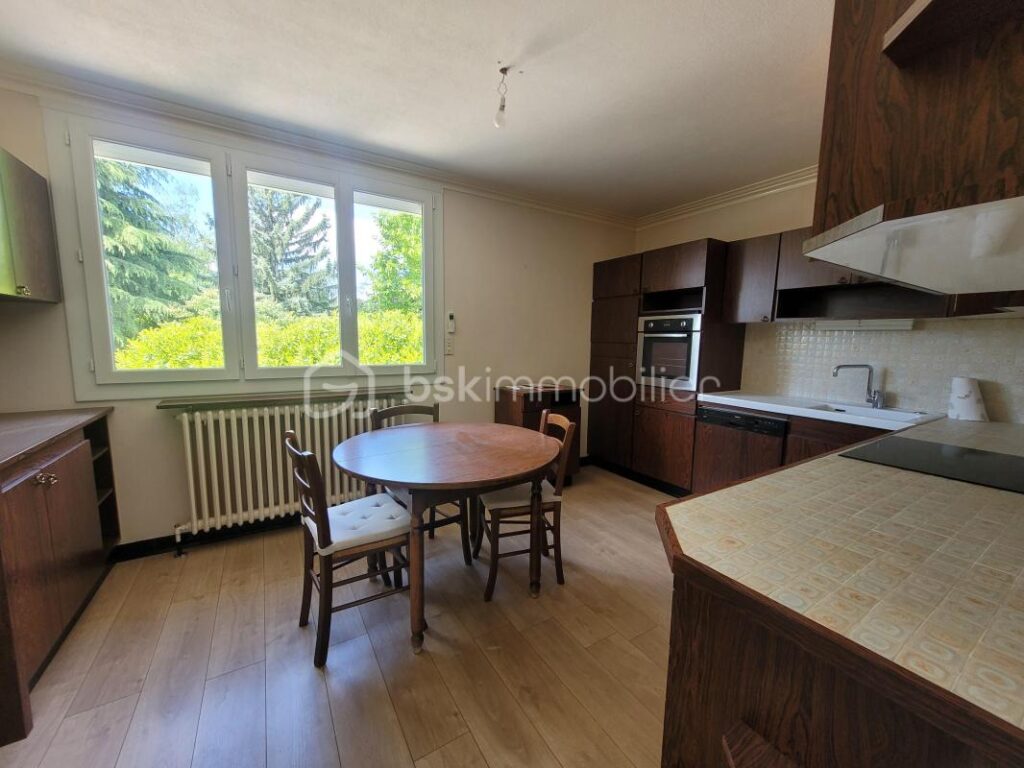 Coublevie Maison Individuelle avec 2300m² de terrain 420 000 € – 6 pièces – 4 chambres – 230 m²