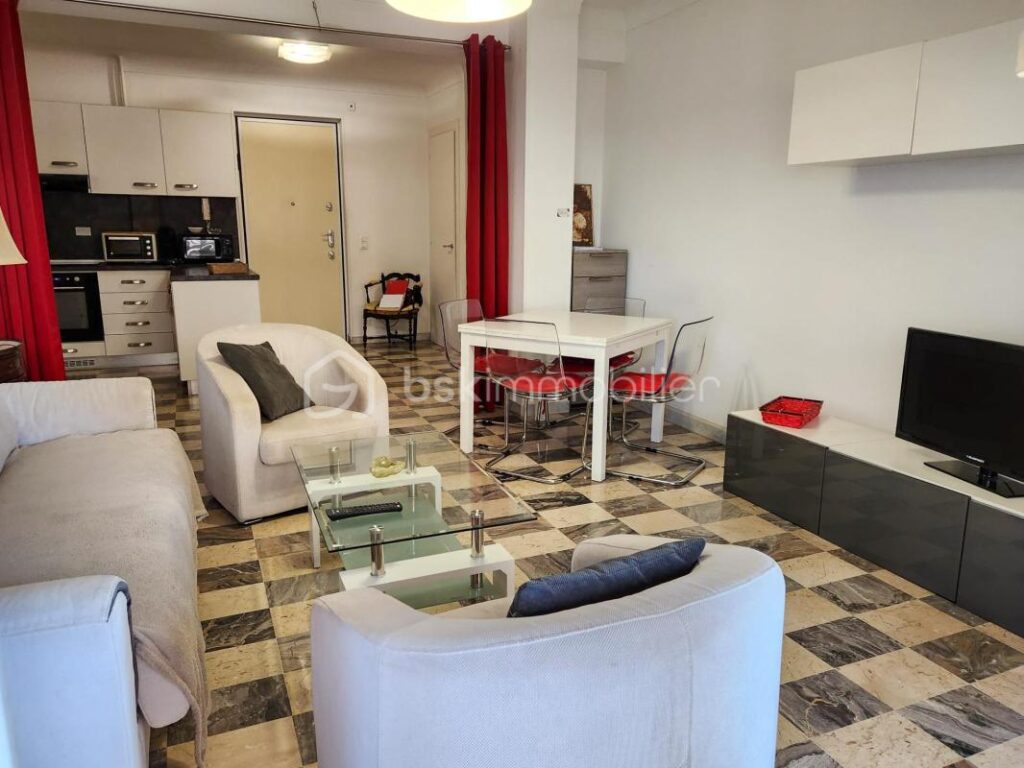 Appartement 3 pièces avec balcon • vue mer • 30m des plages – 3 pièces – 2 chambres – 70 m²