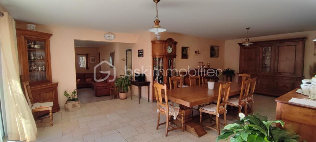 Villa traditionnelle 250 m² T2 terrain 7300 m² Piscine – 8 pièces – 5 chambres – 250 m²