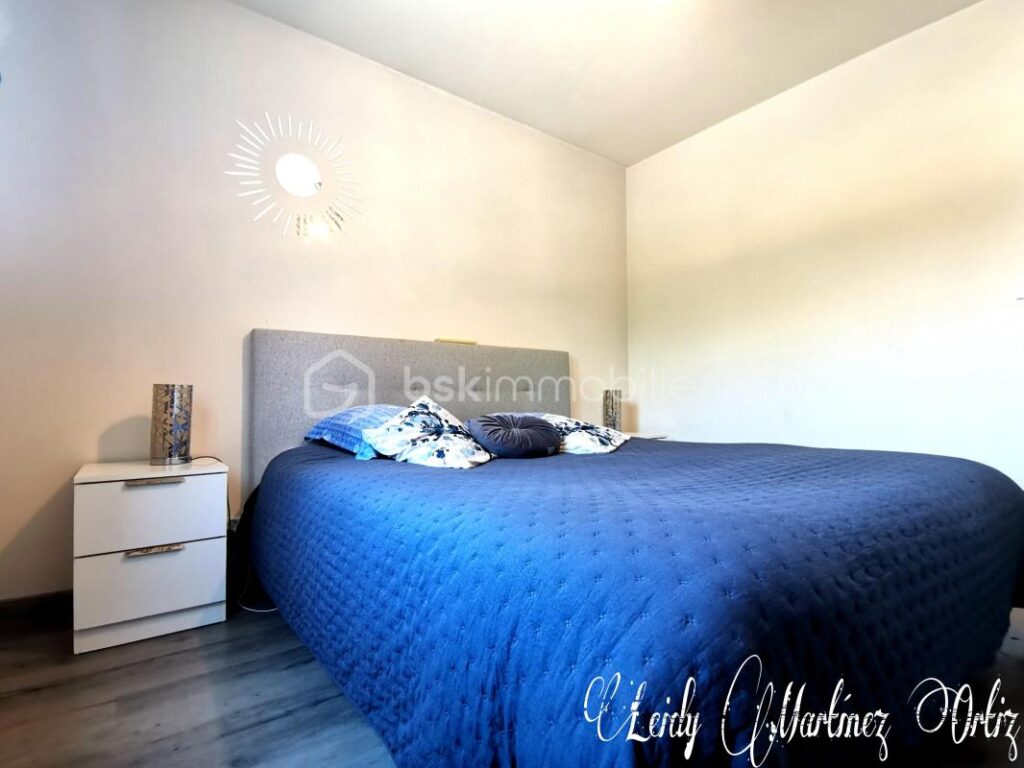 Belle maison, rénovée, 114m², 4 chambres, terrasse couverte, piscine et garage, terrain de 1000m² environ – 6 pièces – 4 chambres – 114 m²