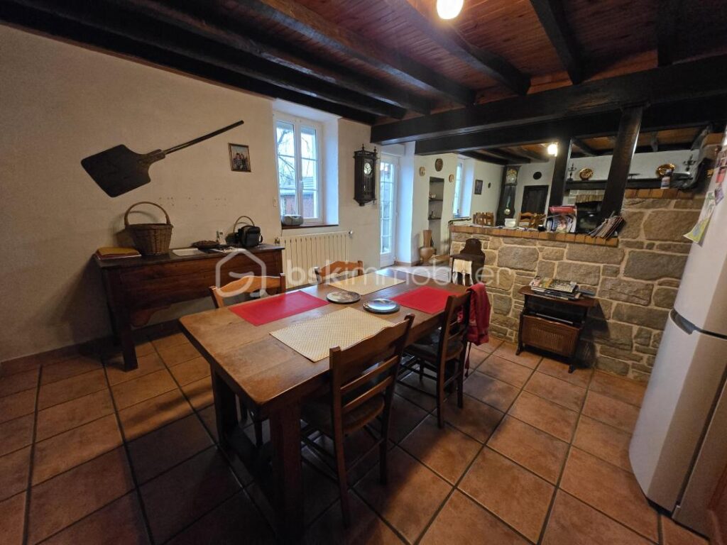 Magnifique longère de 131m² et ses dépendances à Saint Benin d’Azy – 4 pièces – 3 chambres – 138 m²