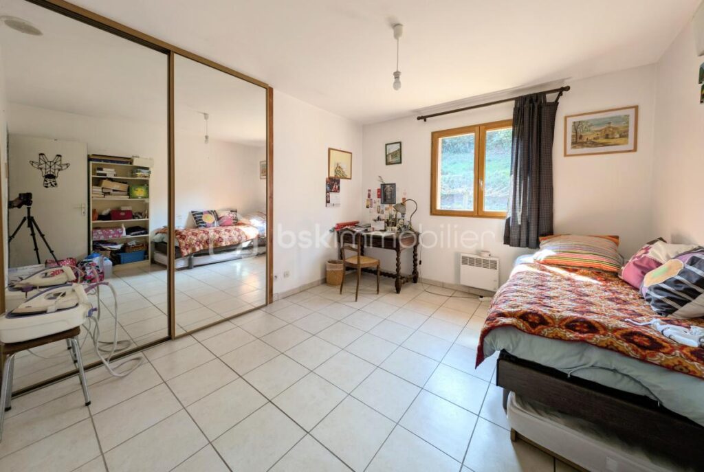 VILLA de 257 M² A LIAUSSON 34800 – 11 pièces – 8 chambres – 257 m²