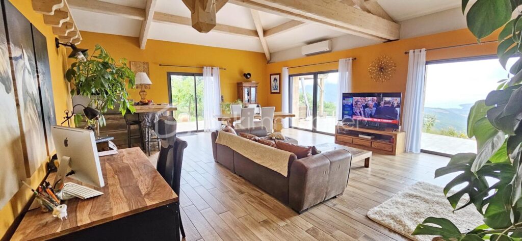 Bskimmobilier vous propose à la vente dans le joli village de FOZZANO la patrie de Colomba, une belle villa récente de plain-pied avec une très jolie vue qui caractérise ce bien… ! – 4 pièces – 3 chambres – 150 m²