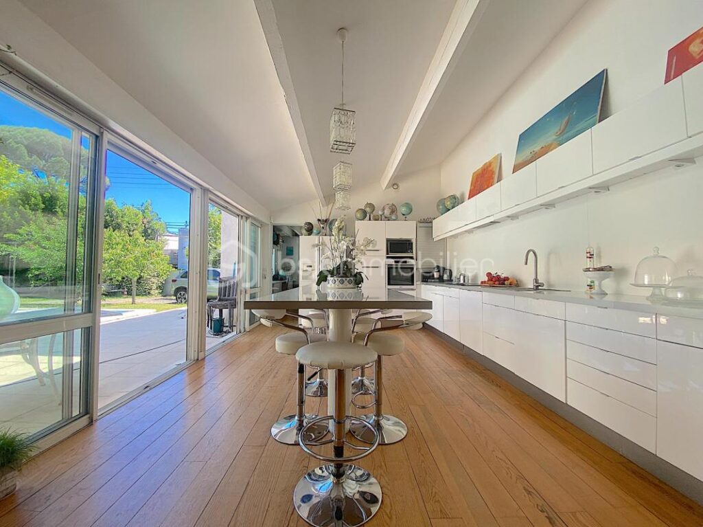 Maison avec 5 chambres + un studio indépendant + une piscine !!! De l’espace, du calme et du charme !!!! – 8 pièces – 5 chambres – 215 m²