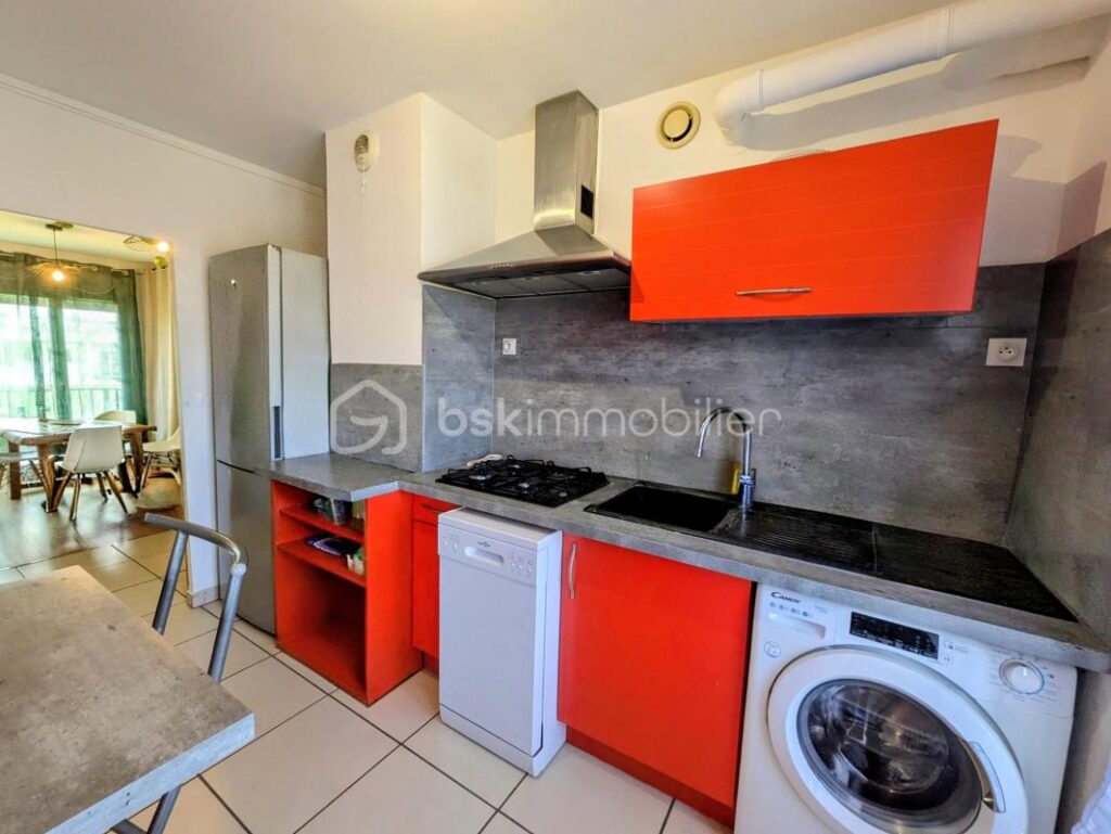 ✨ Bien rare à Valence ! Appartement T4 au 6ᵉ étage avec ascenseur, vue exceptionnelle sur le château de Crussol, quartier très prisé – 4 pièces – 2 chambres – 68 m²