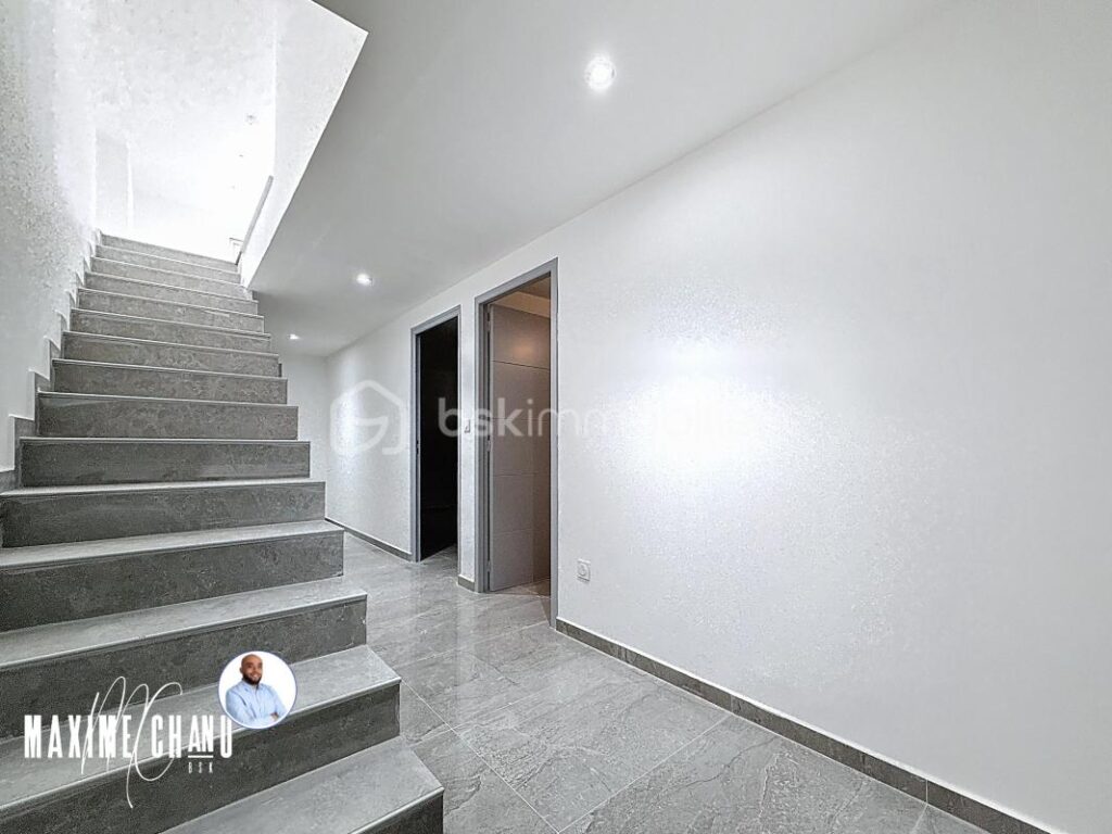 Maison à fort potentiel – 171 m² sur 3 niveaux à Vailhauquès – 7 pièces – 6 chambres – 171 m²