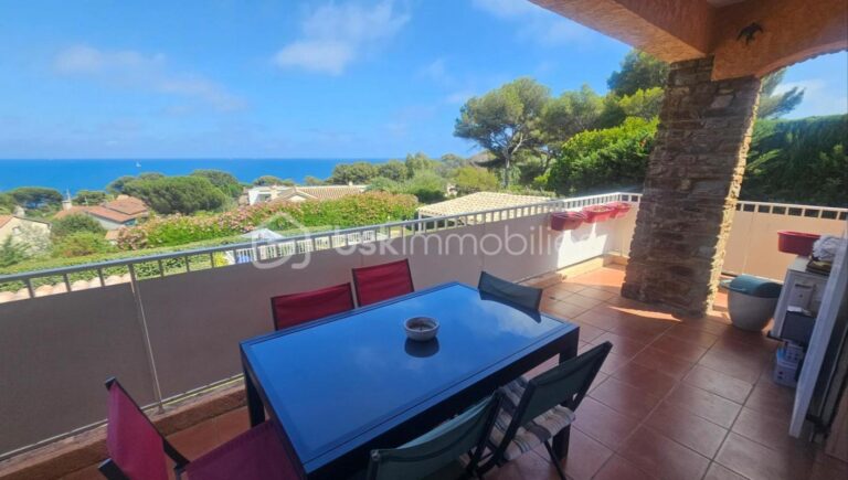 A LES ISSAMBRES (VAR) – PROPRIETE 7 PIECES 173 M² AVEC GRAND GARAGE ET PISCINE – VUE MER – 7 pièces – 4 chambres – 173 m²