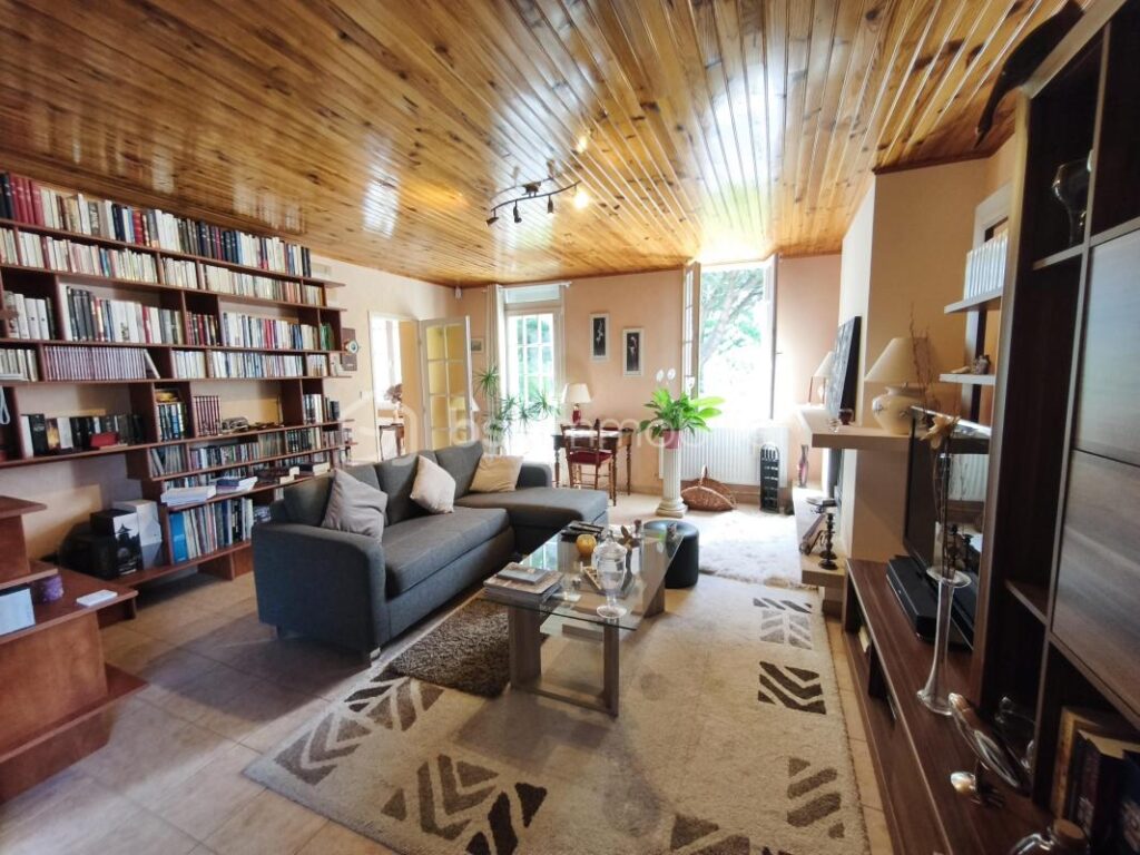 LONGERE DE CHARME – 10 pièces – 4 chambres – 221 m²