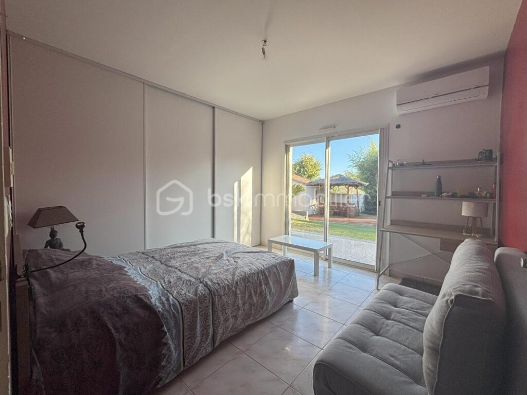 A vendre – Belle maison familiale de plain-pied de 153 m² sur un terrain de 1000m² avec jardin arboré et piscine – 5 pièces – 4 chambres – 153 m²