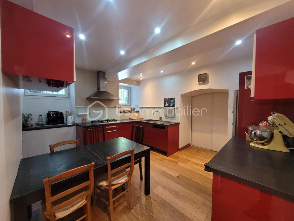 Rives Maison familiale Individuelle 250 000 € – 8 pièces – 7 chambres – 194 m²