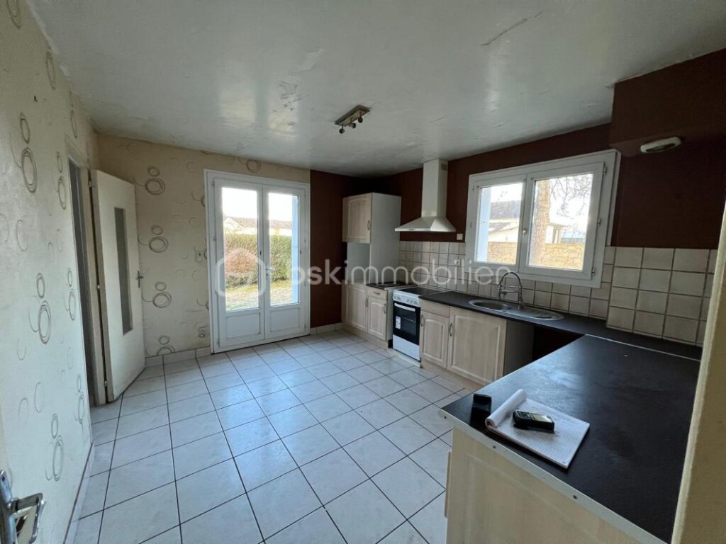 Charmante Maison Familiale de 111 m² – Grand Terrain et Sous-sol Complet – 5 pièces – 3 chambres – 111 m²