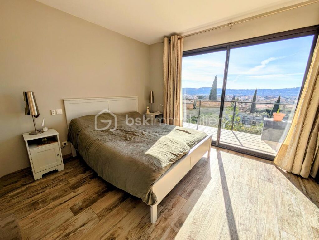 Maison de plain pied de 110m2, une vue dégagée, piscine – 4 pièces – 2 chambres – 110 m²